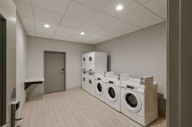 Images Spark by Hilton Midland South