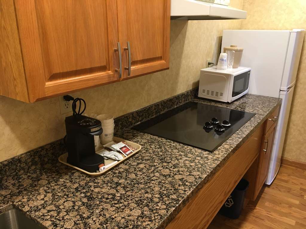 Best Western Voyageur Place Hotel in Newmarket: Kitchenette with Queen Bed, motel section