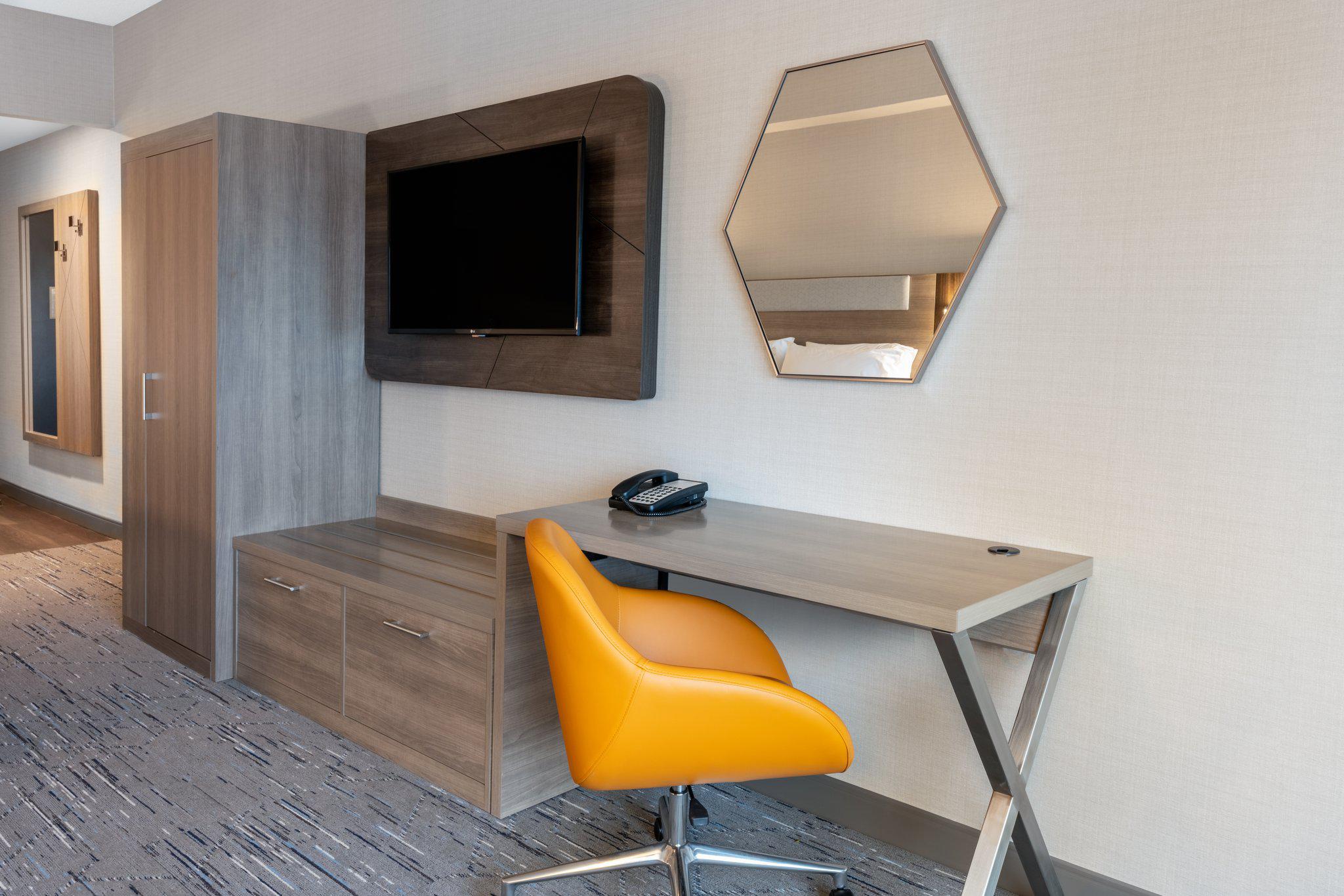 Images Holiday Inn Express & Suites Vaughan-Southwest, an IHG Hotel