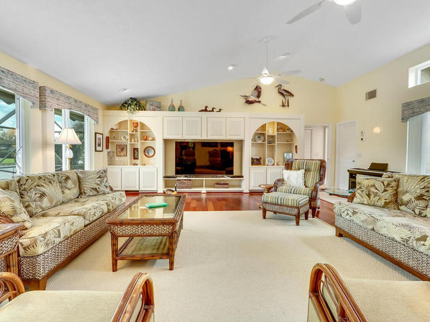 Images Lynda Smith, REALTOR® - The Keyes Company