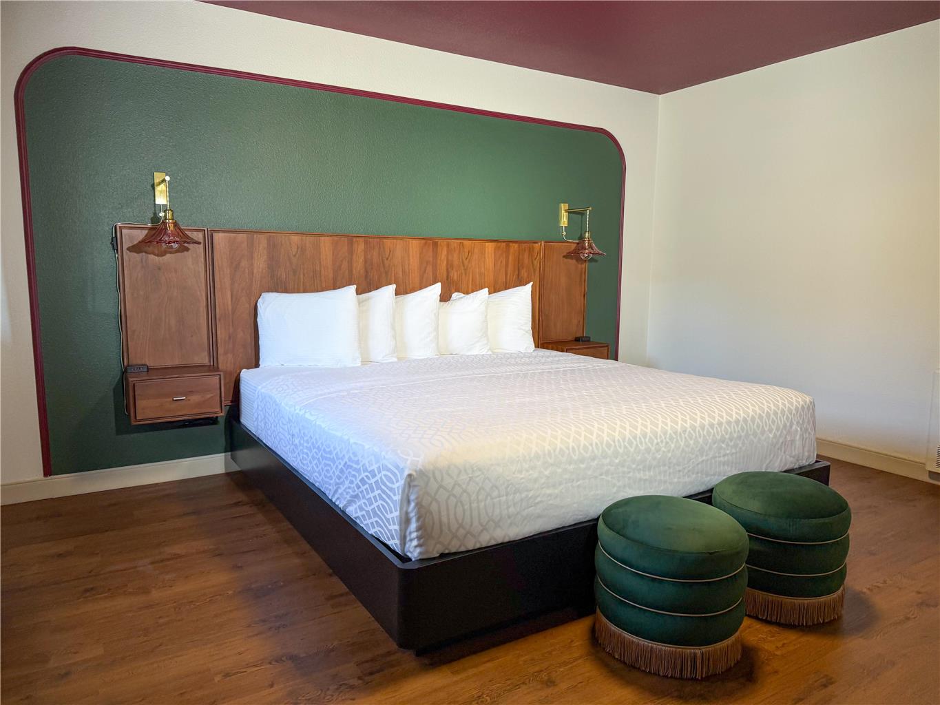 1 King Bed