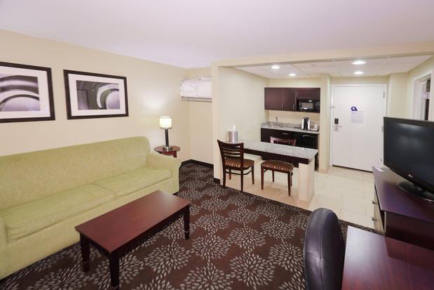 Images Holiday Inn Express & Suites Pittsburgh West - Green Tree, an IHG Hotel