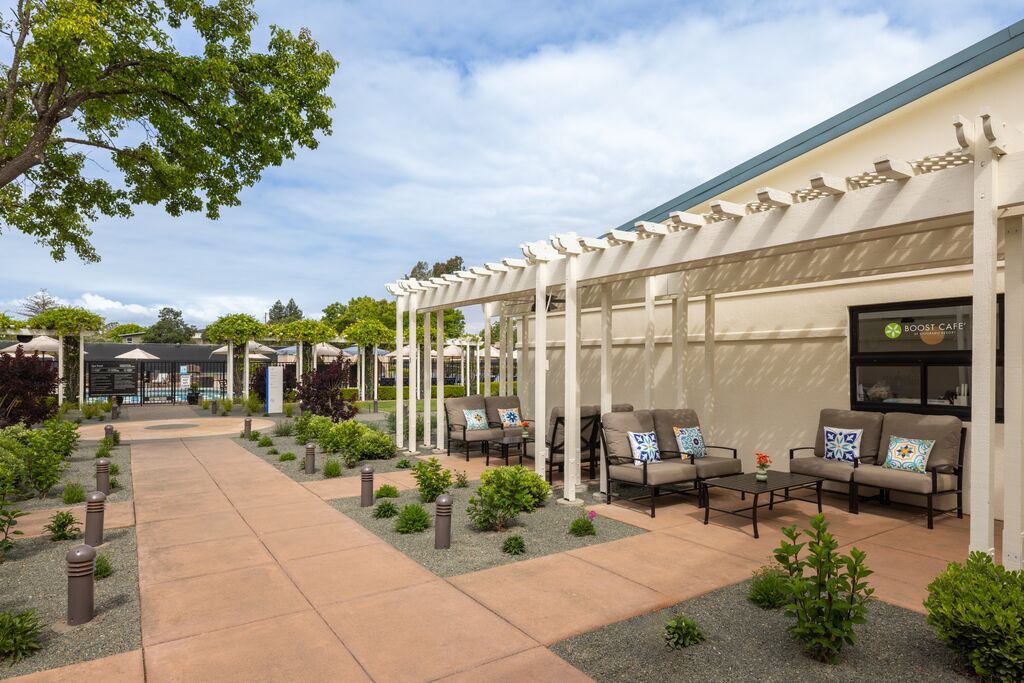 Fresh air, open sky, and a coffee within reach. The courtyard makes it easy to stay just a little lo 