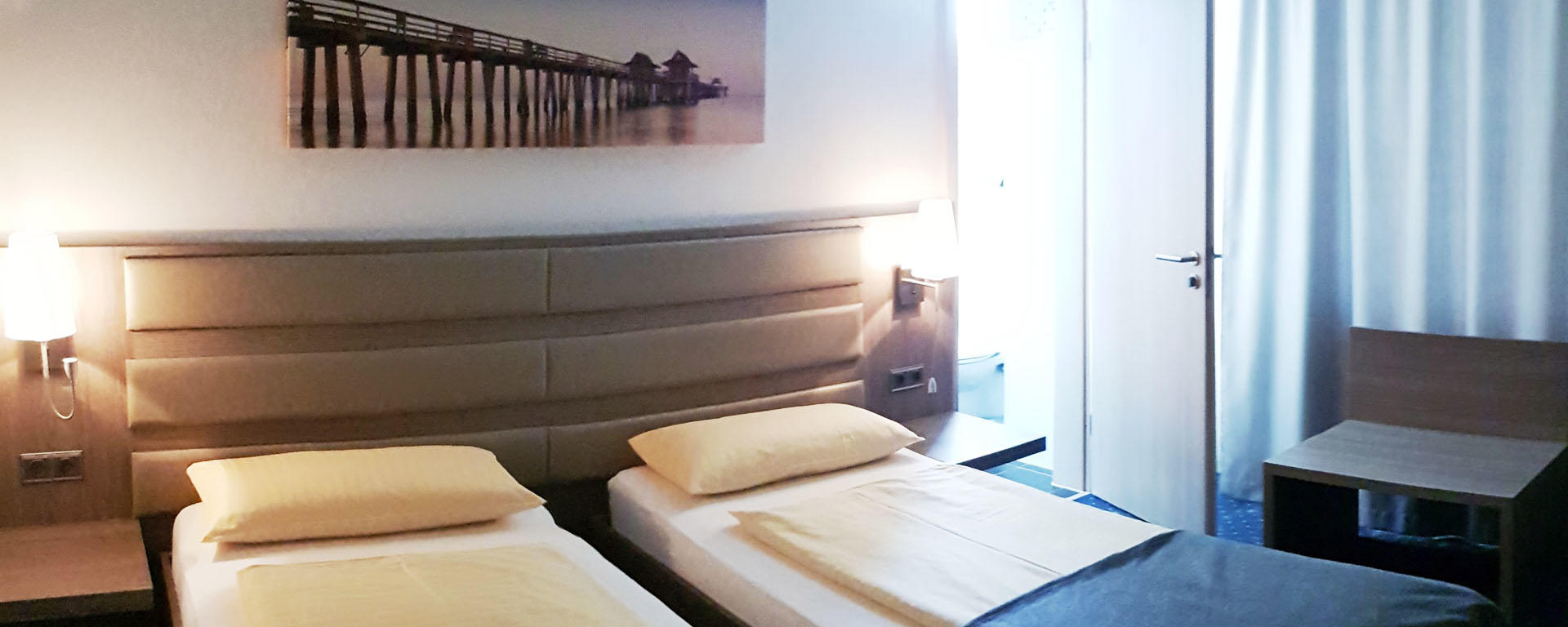 Das Hotel Drei Bären in Aichach bei Dasing/ Augsburg verfügt über 7 geräumige Doppelzimmer, jeweils ausgestattet mit einem Nassbereich mit Dusche.