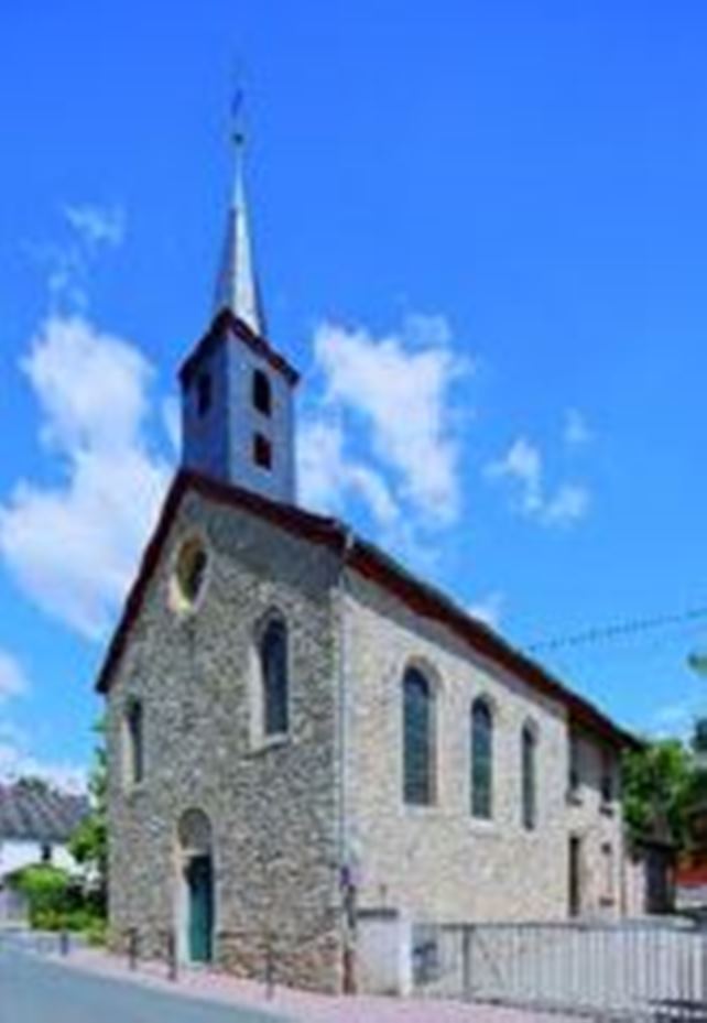 Die Kirche, 1846 als Betsaal und Schulgebäude der Reformierten erbaut, wurde 1898 erweitert, mit dem Dachreiter versehen und zur Kirche ausgebaut. Der Zustand von 1898 wurde mit der Sanierung 1990 wieder weitgehend hergestellt.