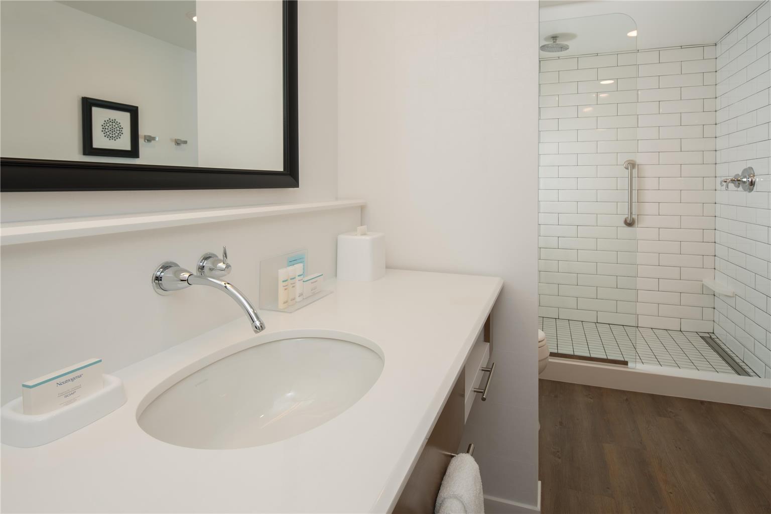 Guest room bath