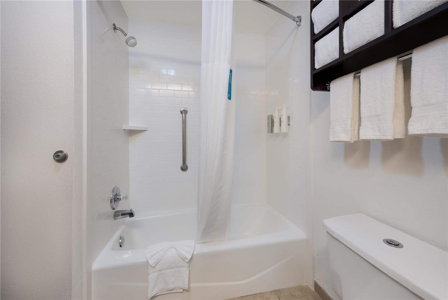 Guest room bath