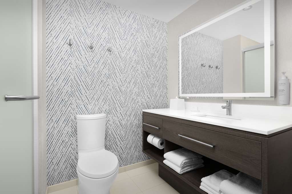 Guest room bath