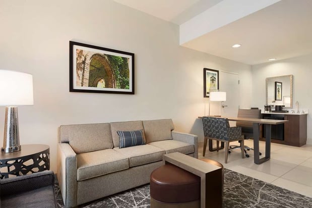 Images Embassy Suites by Hilton San Antonio Brooks Hotel & Spa