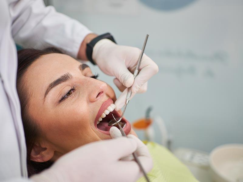 Zahnmedizin Zahnreinigung weiße Zähne