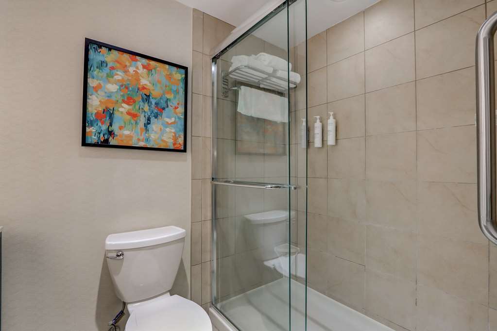 Guest room bath