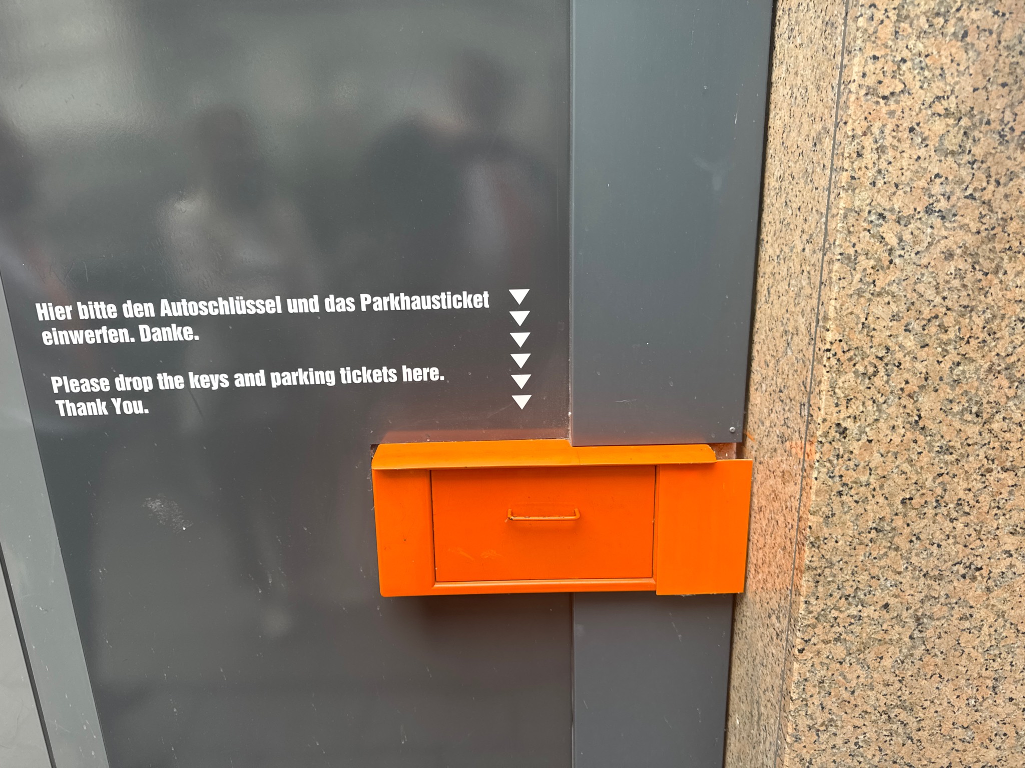 SIXT Autovermietung Düsseldorf Zentrum/HBF, Willi-Becker-Allee 10 in Düsseldorf