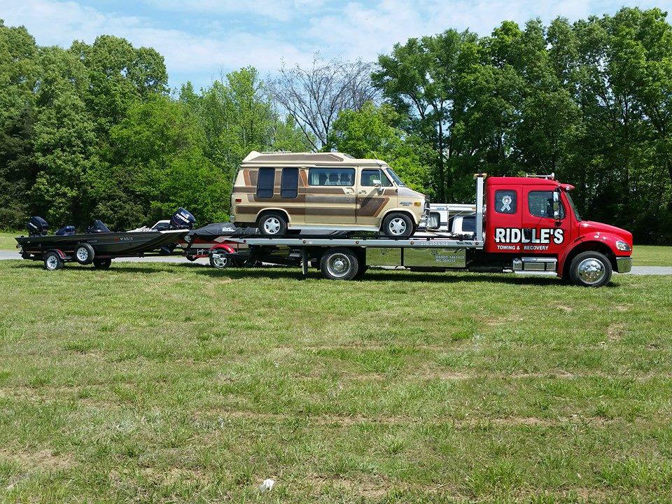 Our experts aren’t just highly trained, licensed and certified to perform quick, damage-free work—they’re also good, kind people who want to deliver the comfort and peace of mind you deserve when car trouble strikes. All Technicians are drug and alcohol tested, uniformed, and checked for criminal backgrounds.  Call Riddle’s today for the quality towing services you deserve!  We want you and your family safe and when we get the call, we make every attempt to provide that security