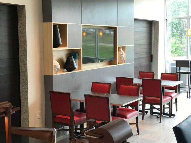 Images Holiday Inn Express & Suites Hannibal - Medical Center by IHG