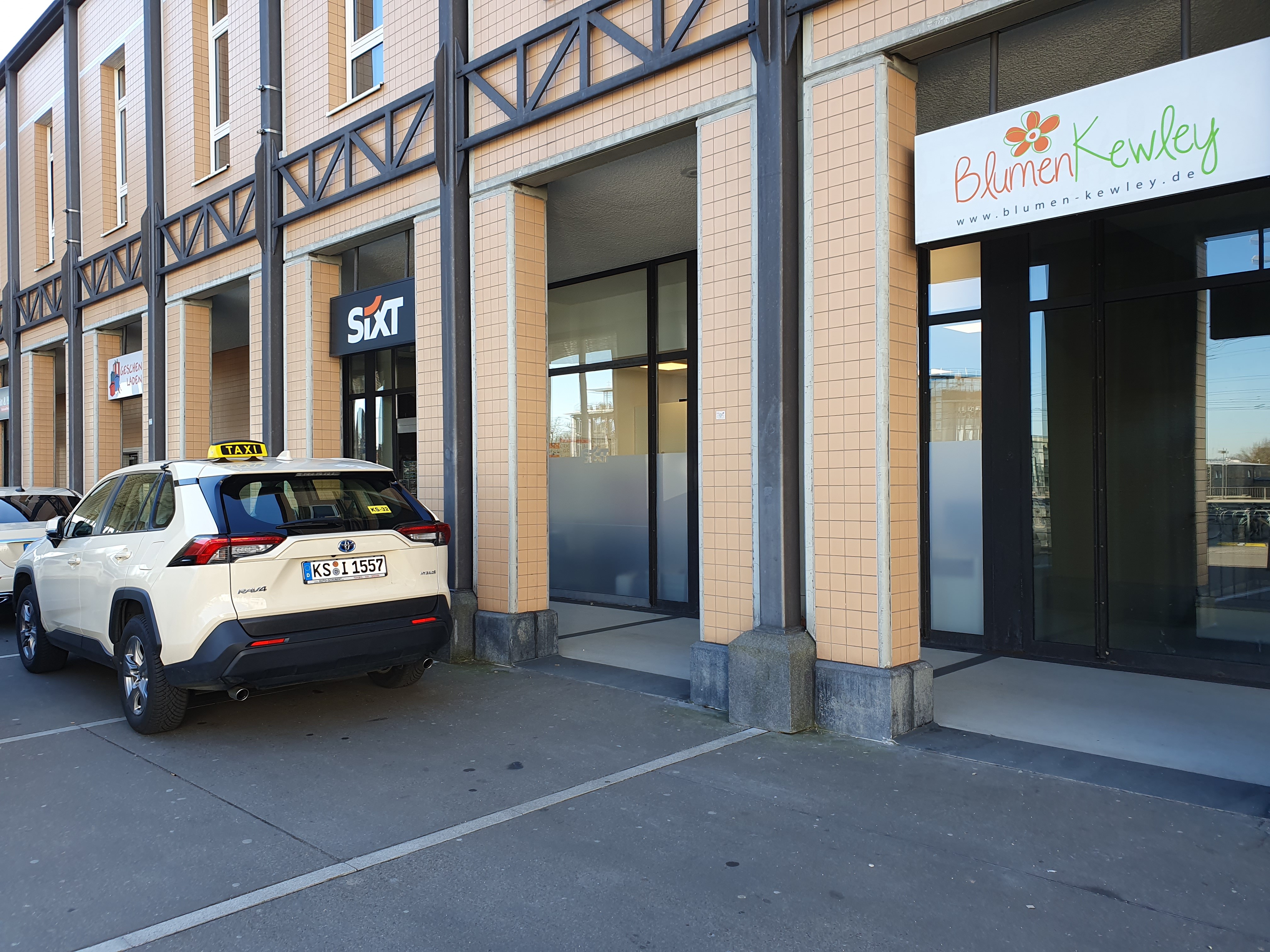 SIXT Autovermietung Kassel-Wilhelmshoehe Bahnhof, Willy-Brandt-Platz 1 in Kassel