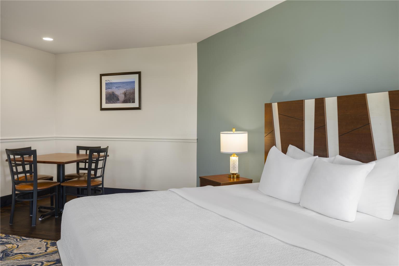 King Lakeview Room