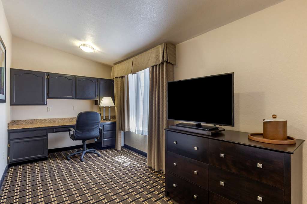 1 Queen Bed