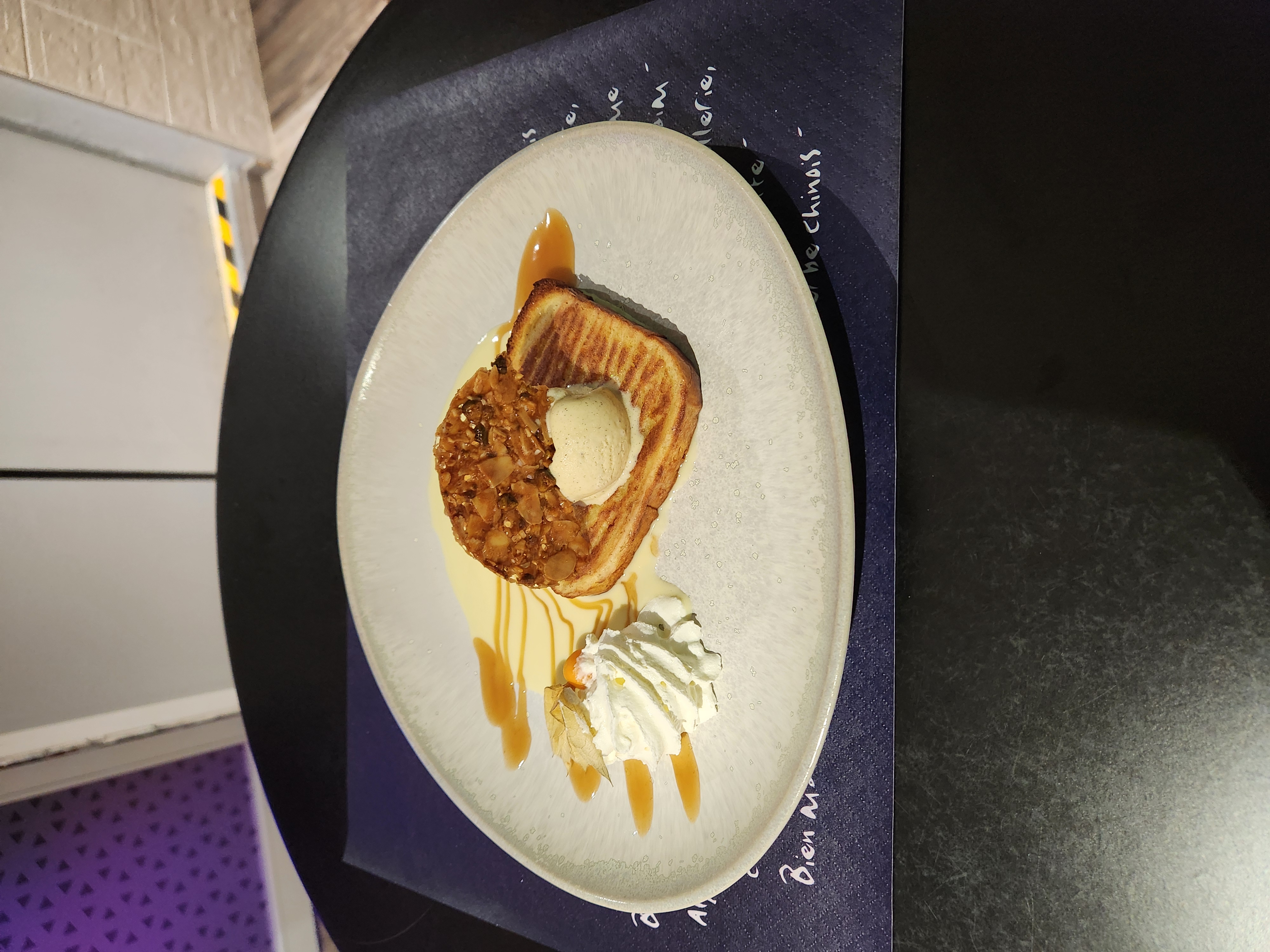 Brioche perdu, glace caramel beurre salé. Brioche perdu, glace caramel beurre salé.