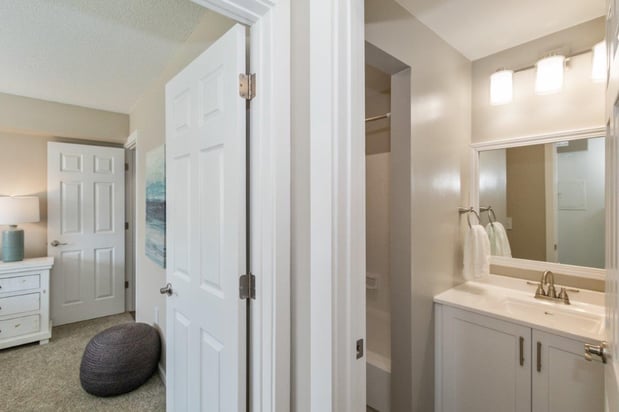 Images Lakeside Crossing at Eagle Creek Apartments and Townhomes