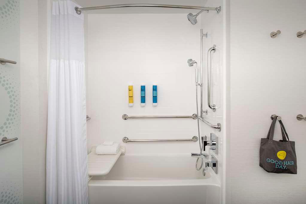 Guest room bath Tru By Hilton El Paso East Loop 375 El Paso (915)706-2705