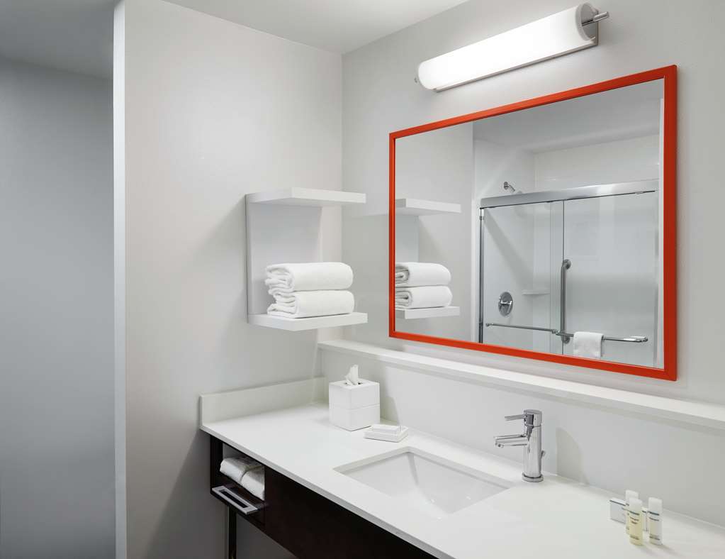 Guest room bath