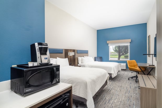 Images Holiday Inn Express & Suites Pratt by IHG