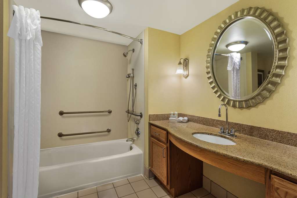 Guest room bath