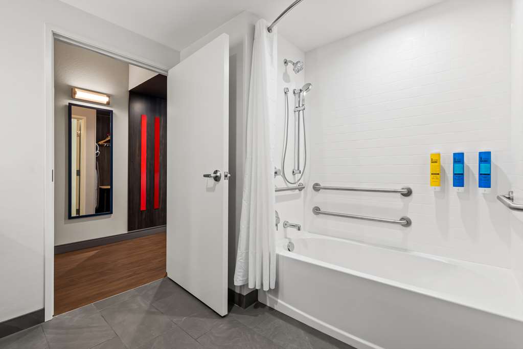 Guest room bath