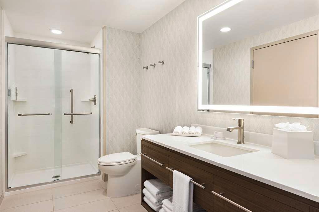 Guest room bath Home2 Suites by Hilton Leesburg Leesburg (571)209-1010