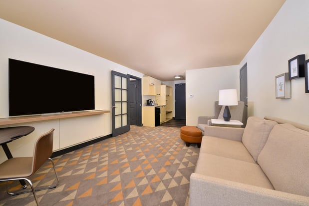Images Holiday Inn Kansas City Airport by IHG