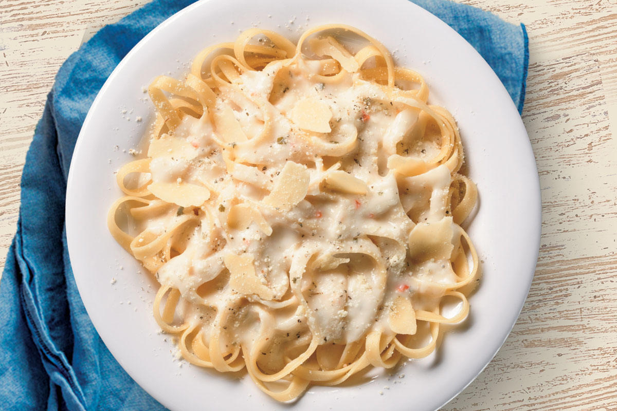 Family Fresh Tossed Duo - Fettuccine Alfredo & Choice of Spaghetti with Meat or Marinara + 8 Breadsticks