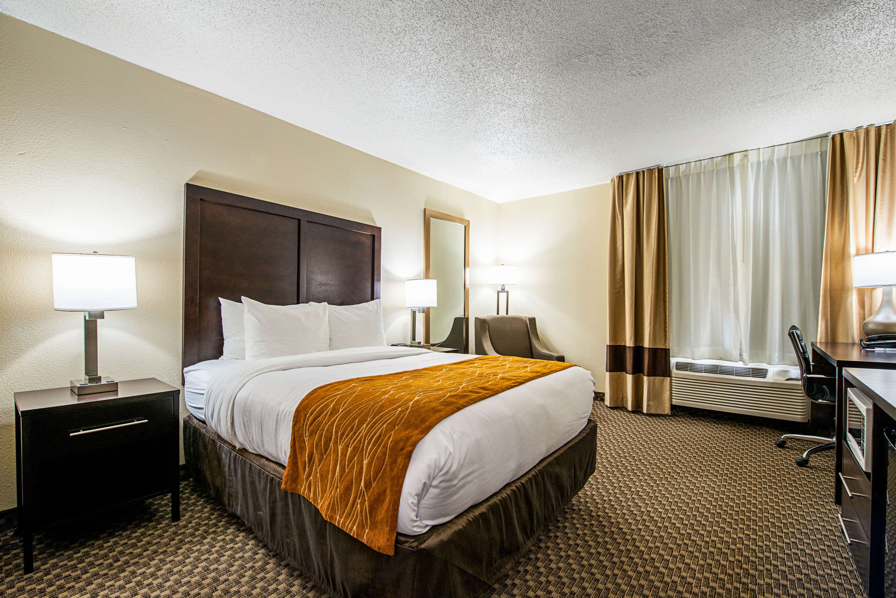 Guest room with one bed