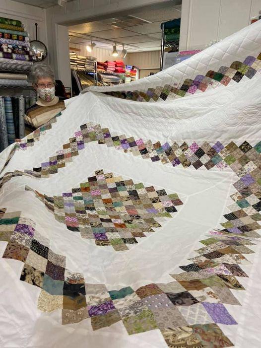 Pat M stopped in today to share this beautiful quilt with us. AND, I must add, she hand quilted it!!!! What words would you use to describe this quilt...Beautiful, Stunning, Gorgeous...??? Thank you Pat! You should  be very proud of this accomplishment. 👏👏😍🥳