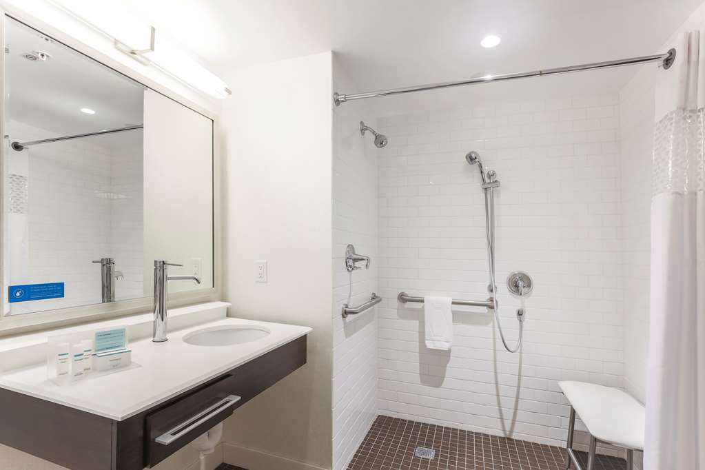 Guest room bath