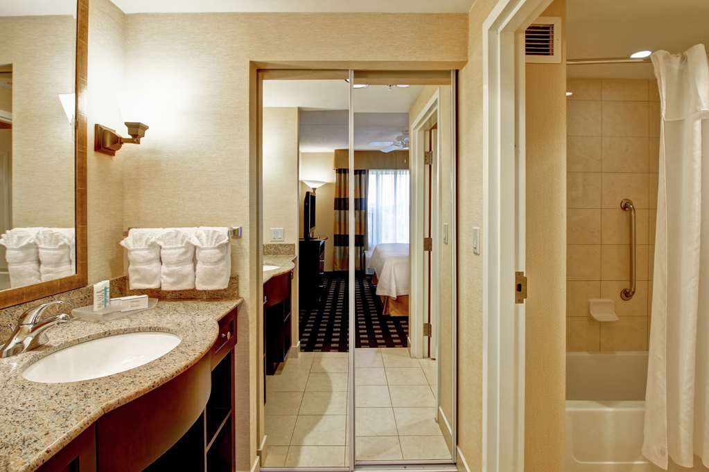 Guest room bath Homewood Suites by Hilton Toronto Airport Corporate Centre Toronto (416)646-4600