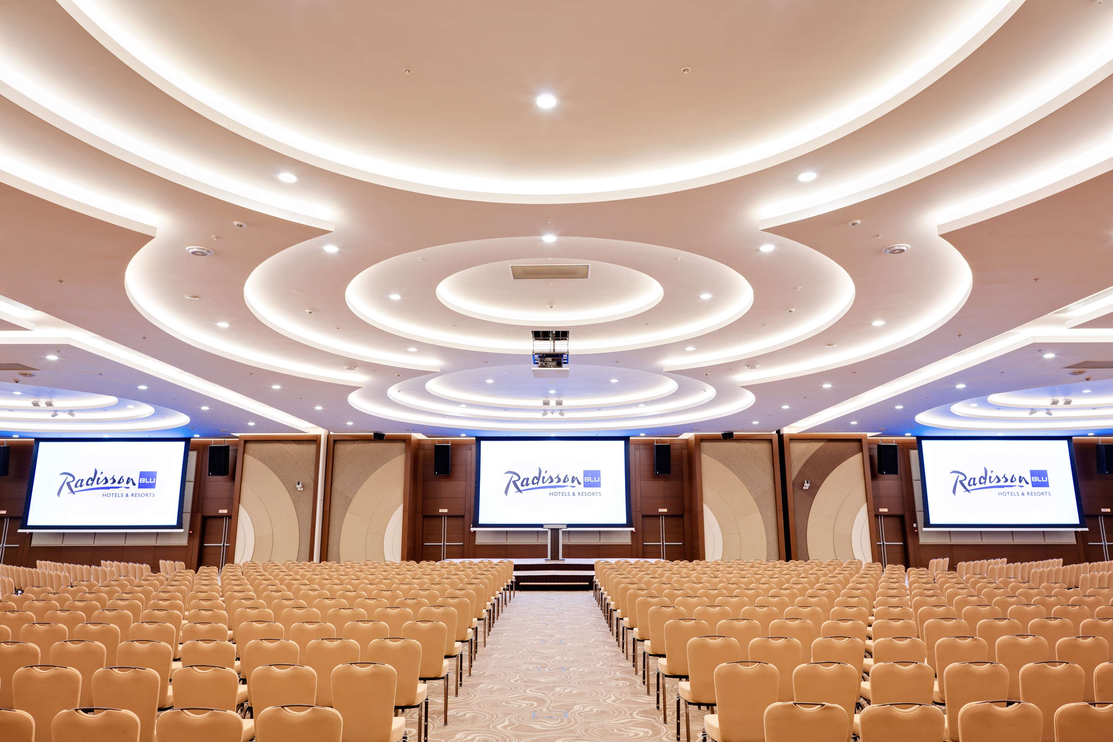 Radisson congress center. Отель Radisson Blu Resort Congress Centre. Рэдиссон конгресс центр Сочи. Рэдиссон Сочи конгресс фойе. Radisson Blu Resort & Congress Centre, Sochi.