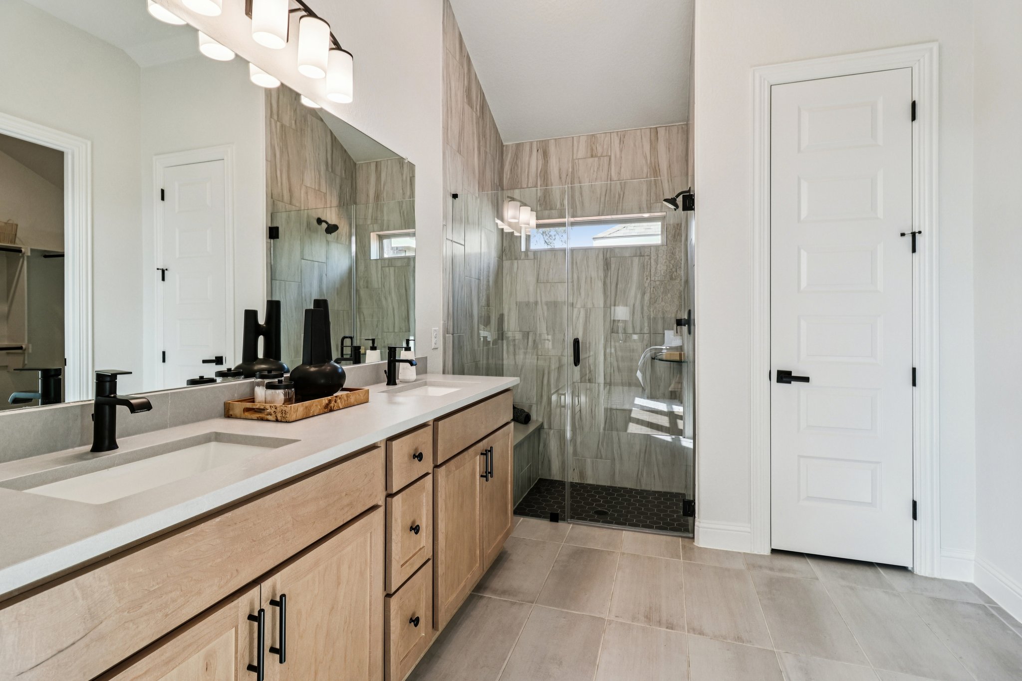 Sleek Finishes In Owner's Bath 