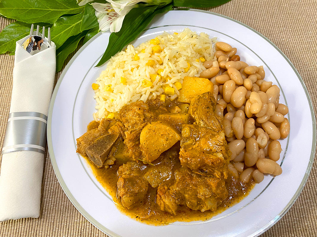 Liliana's Catering - Papas con pollo en salsa de chile rojo