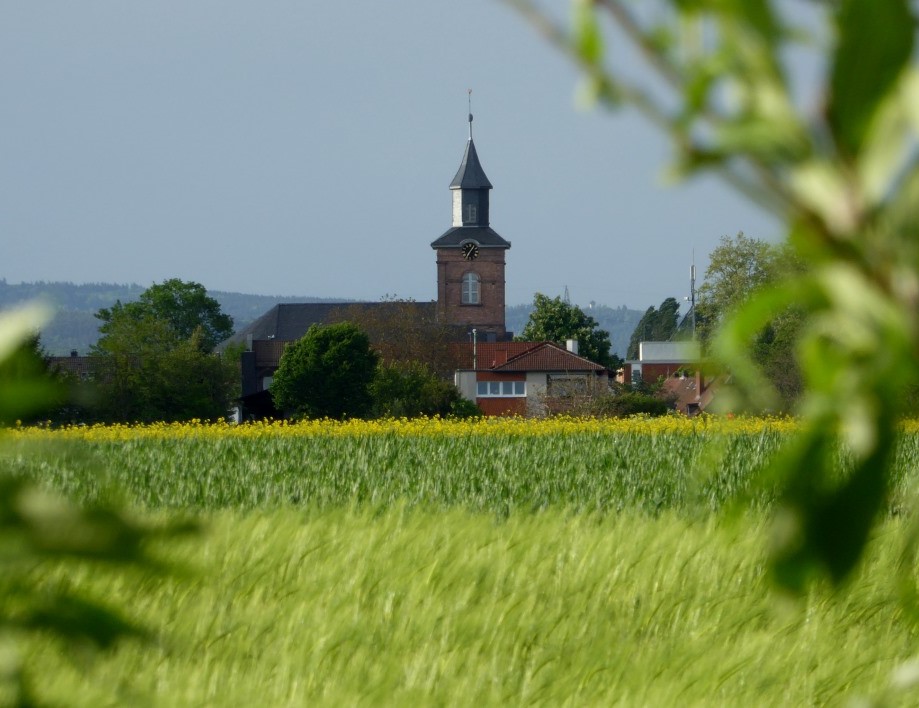Die Bonifatius-Route, ein 172 km langer Pilgerweg von Mainz nach Fulda, führt an der Liederbacher Kirche im Taunus entlang.
