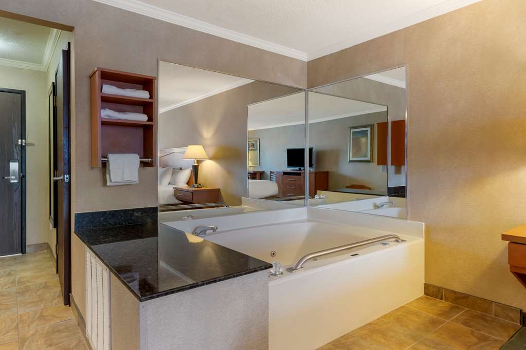 King Whirlpool Suite