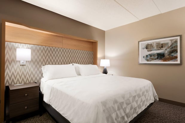Images Holiday Inn & Suites Council Bluffs-I-29 by IHG