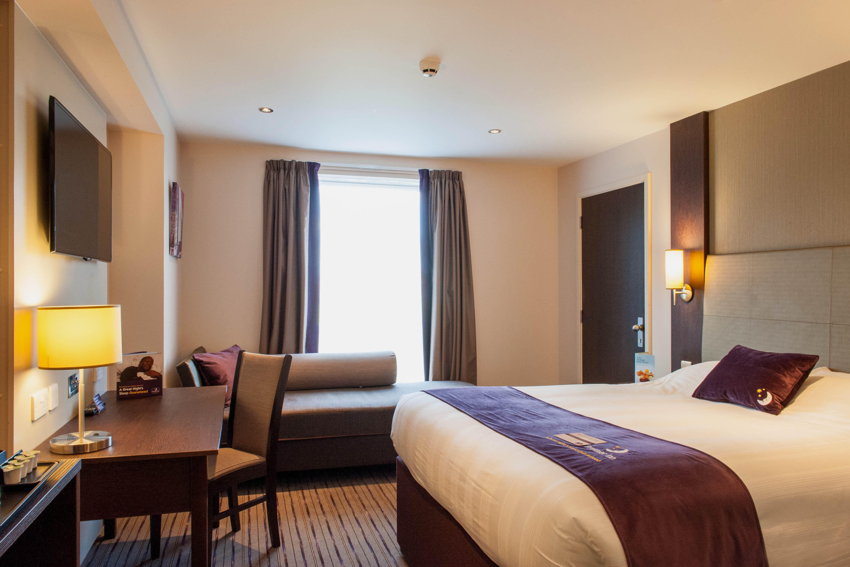 Premier Inn bedroom Premier Inn Witney hotel Witney 03333 219343