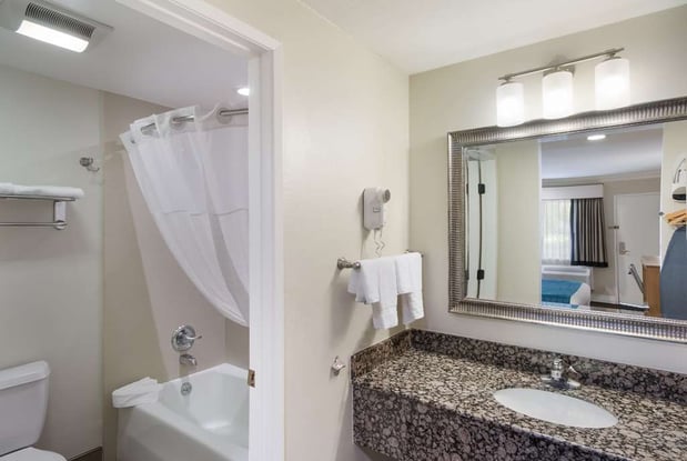 Images Best Western Woodland Hills Inn