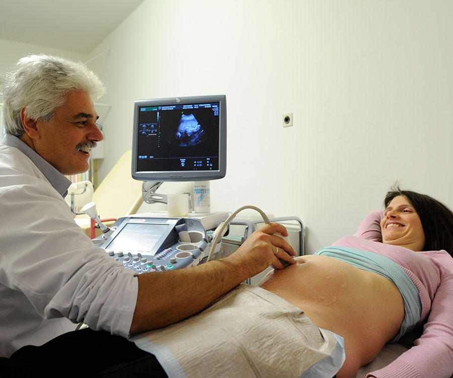 Chefarzt Dr. Olaf Neumann bei der Ultraschalluntersuchung