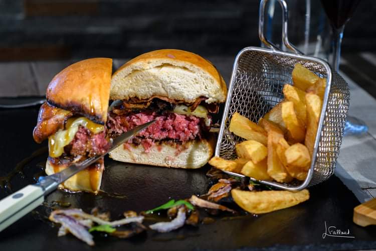 Burger maison et frites fraîches. Burger maison et frites fraîches.