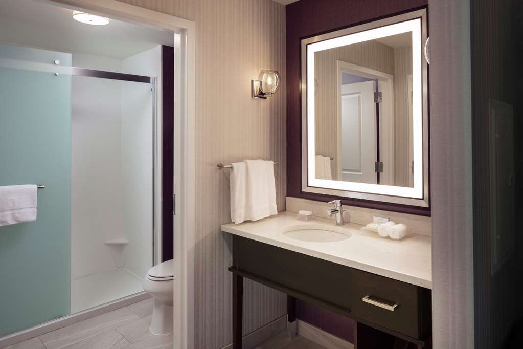 Guest room bath