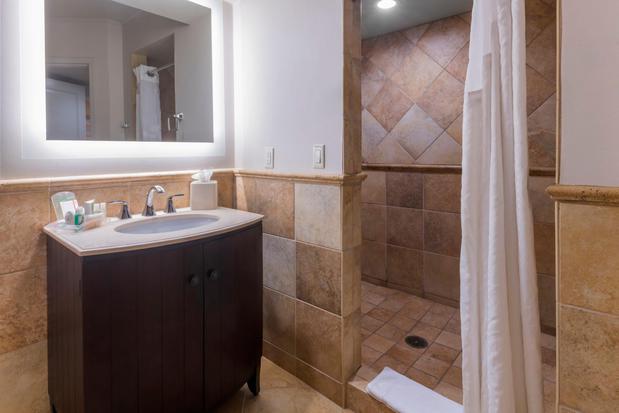 Images Holiday Inn & Suites Phoenix Airport North by IHG