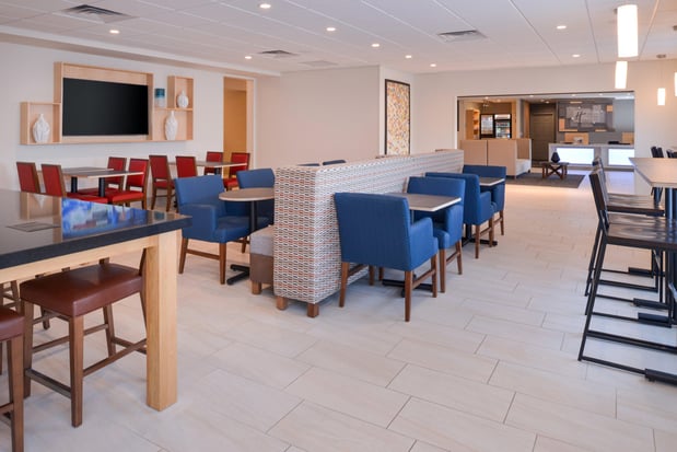 Images Holiday Inn Express & Suites Omaha - 120th And Maple by IHG