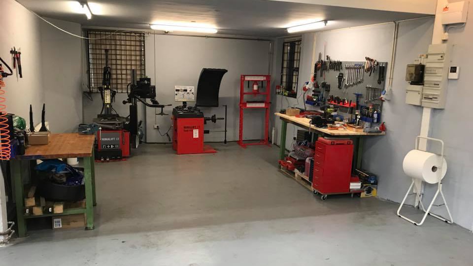 Images Frederiksværk Dækcenter A/S