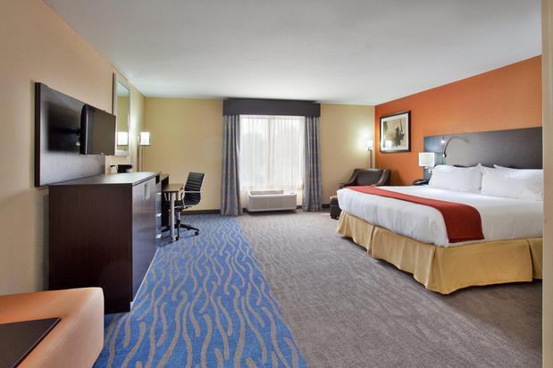 Images Holiday Inn Express & Suites St Louis Airport, an IHG Hotel